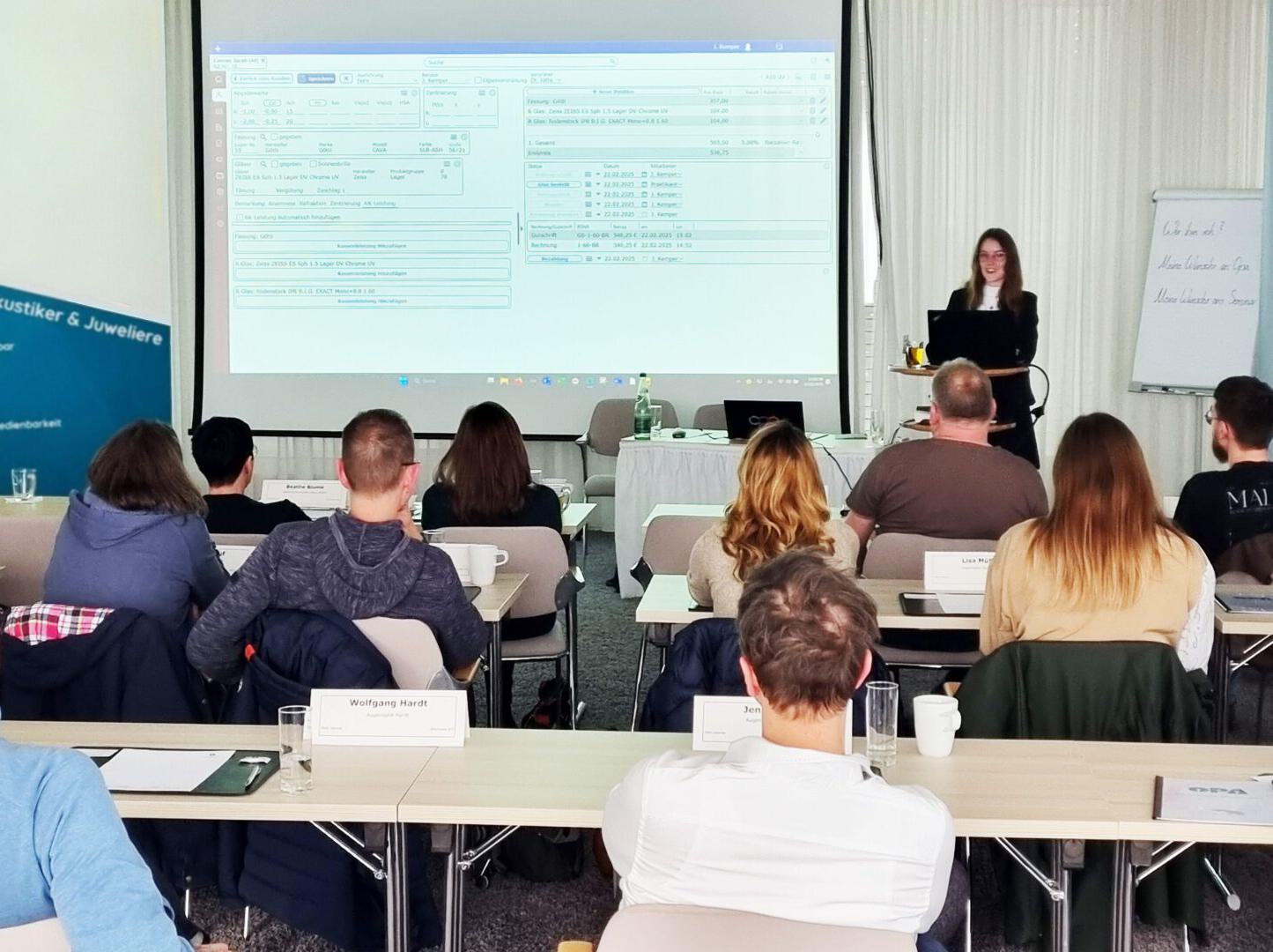 EDV-Optik-Partner Mitarbeiterin hält einen Vortrag